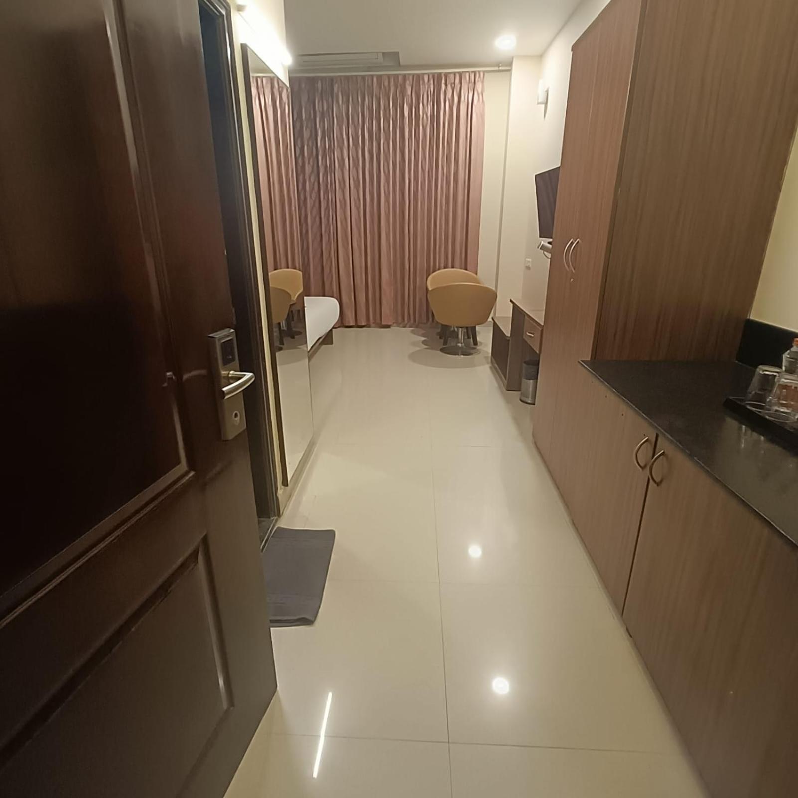 Astra Hotels & Suites Whitefield Near To Nallurahalli Metro Station And Ktpo Bangalore Esterno foto
