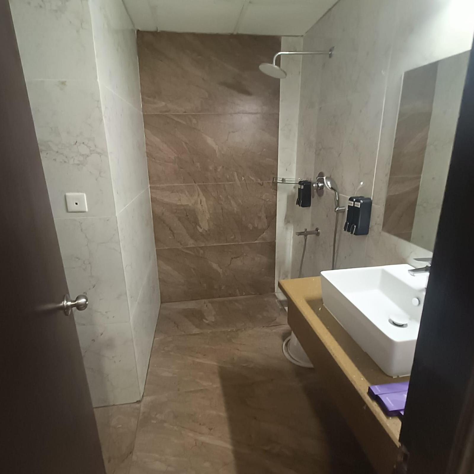 Astra Hotels & Suites Whitefield Near To Nallurahalli Metro Station And Ktpo Bangalore Esterno foto