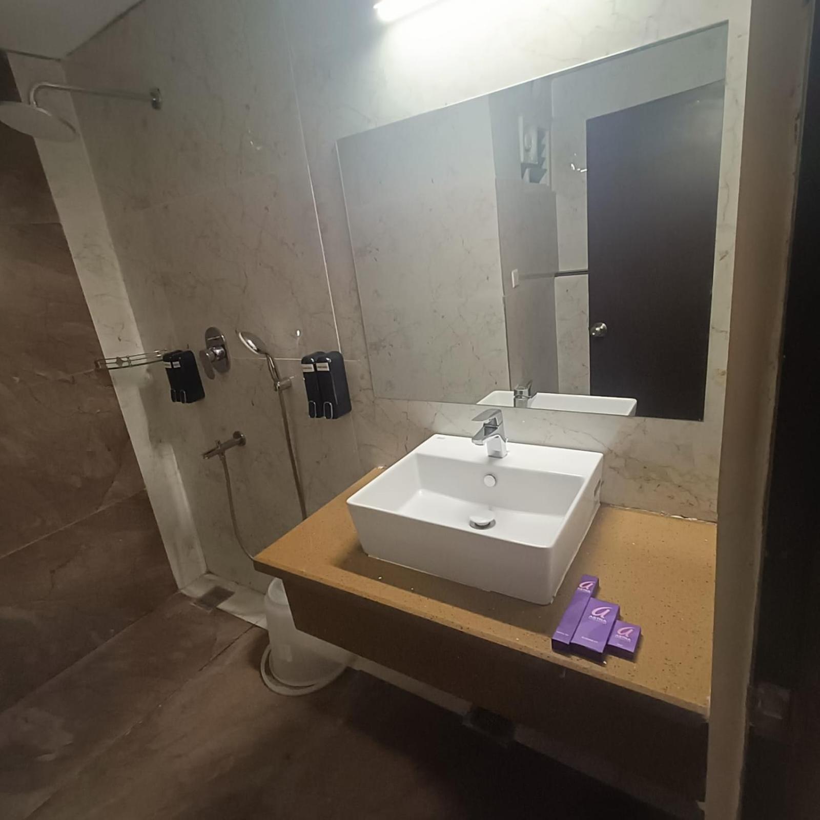 Astra Hotels & Suites Whitefield Near To Nallurahalli Metro Station And Ktpo Bangalore Esterno foto